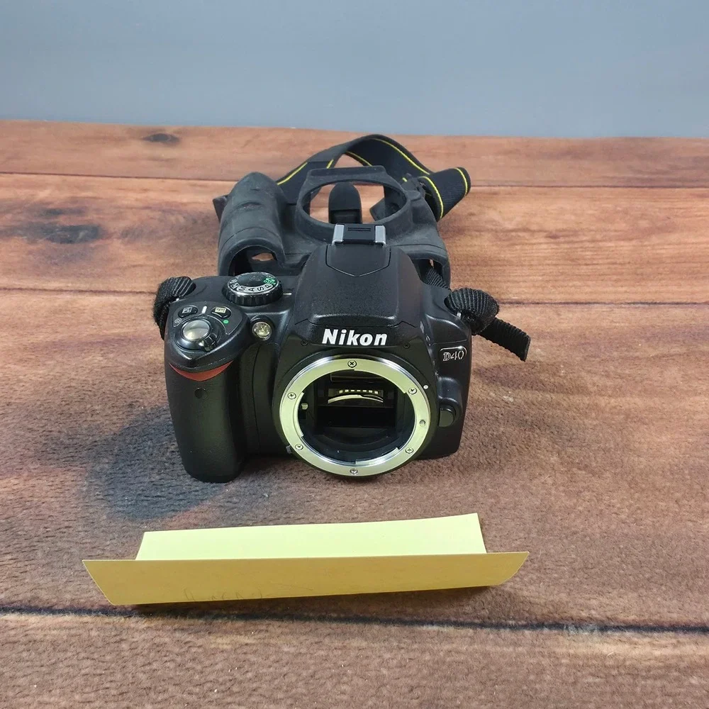 Nikon D40 DSLR Camera Body Black Fair Condition Powers On No Lens Recognition